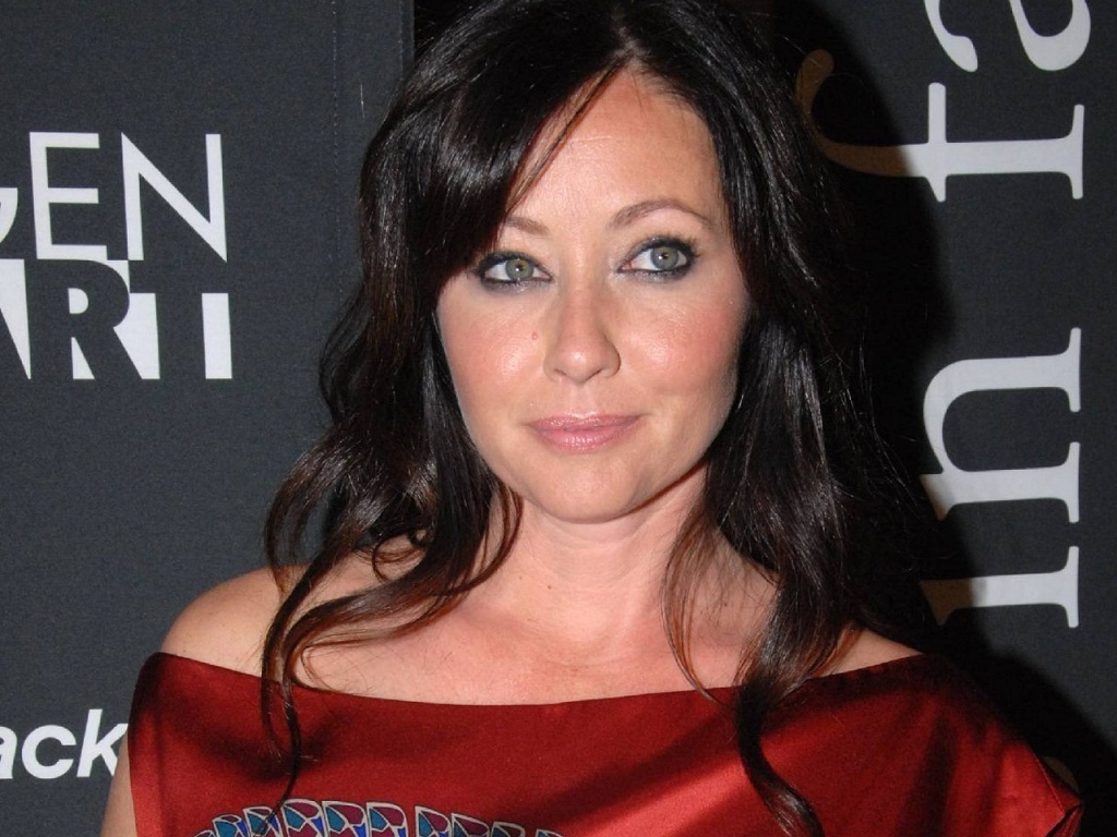 Shannon Doherty Shaves Her Head On Camera