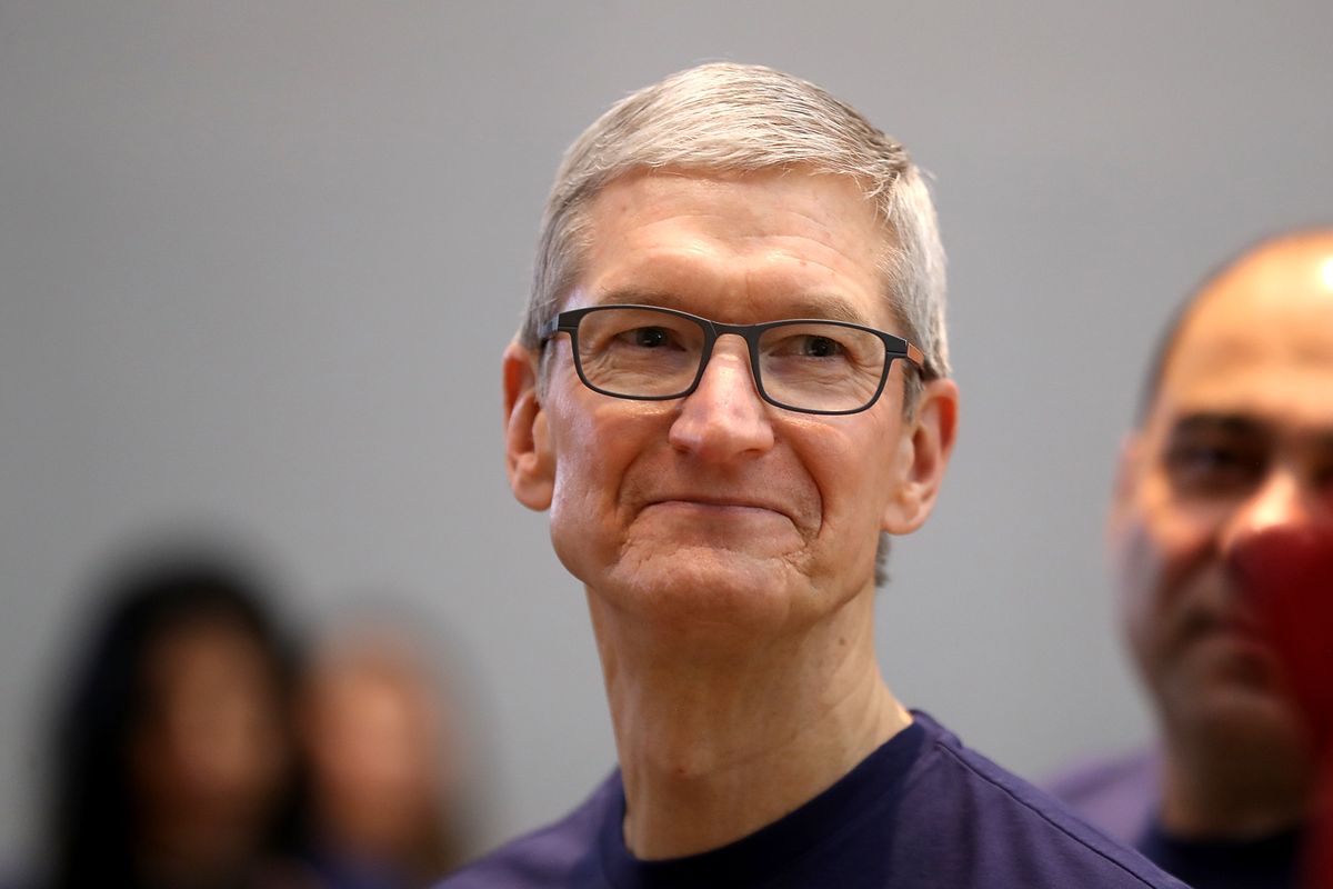 This is How Apple’s CEO Feels About Warren Buffet Investing in the Company