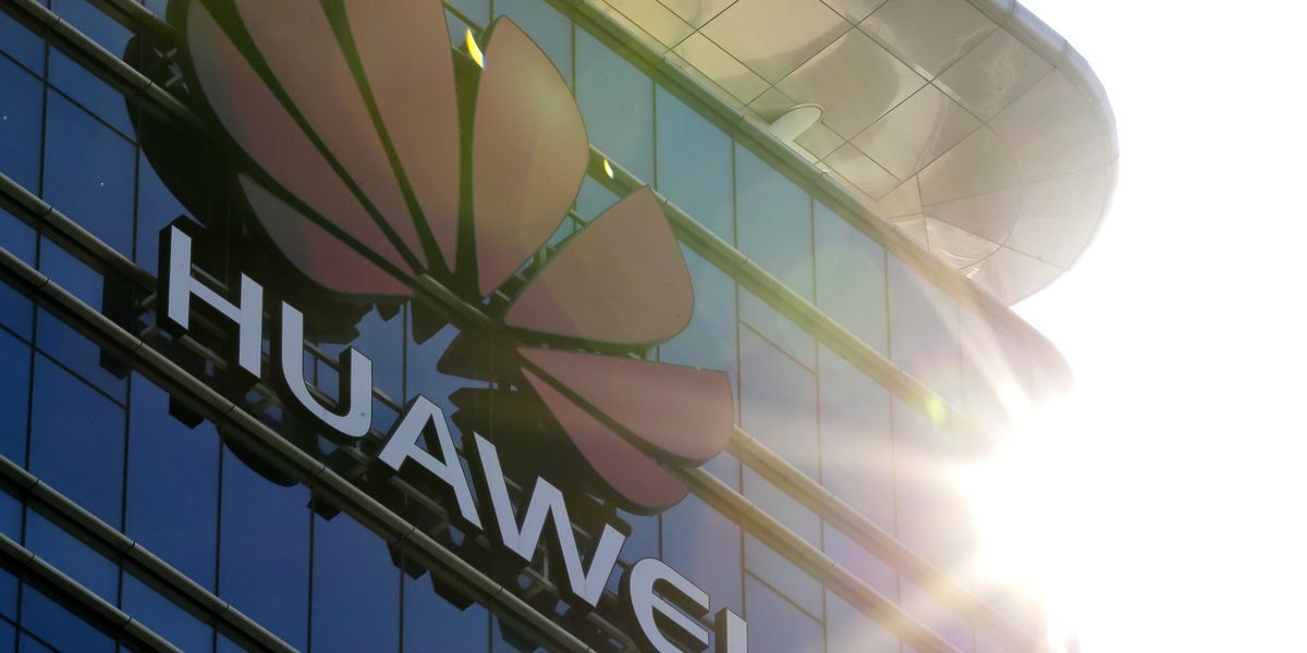 Huawei Punishes its Employees Over this iPhone Tweet Mistake