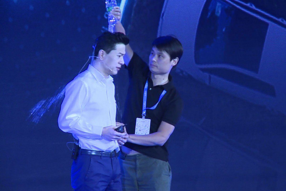 Baidu CEO Gets Doused in Water While Giving Speech on Stage