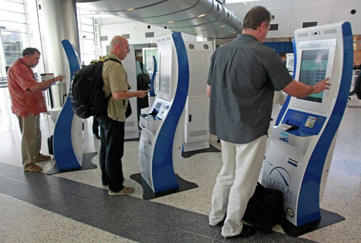 Houston airports want more automated kiosks for international passengers